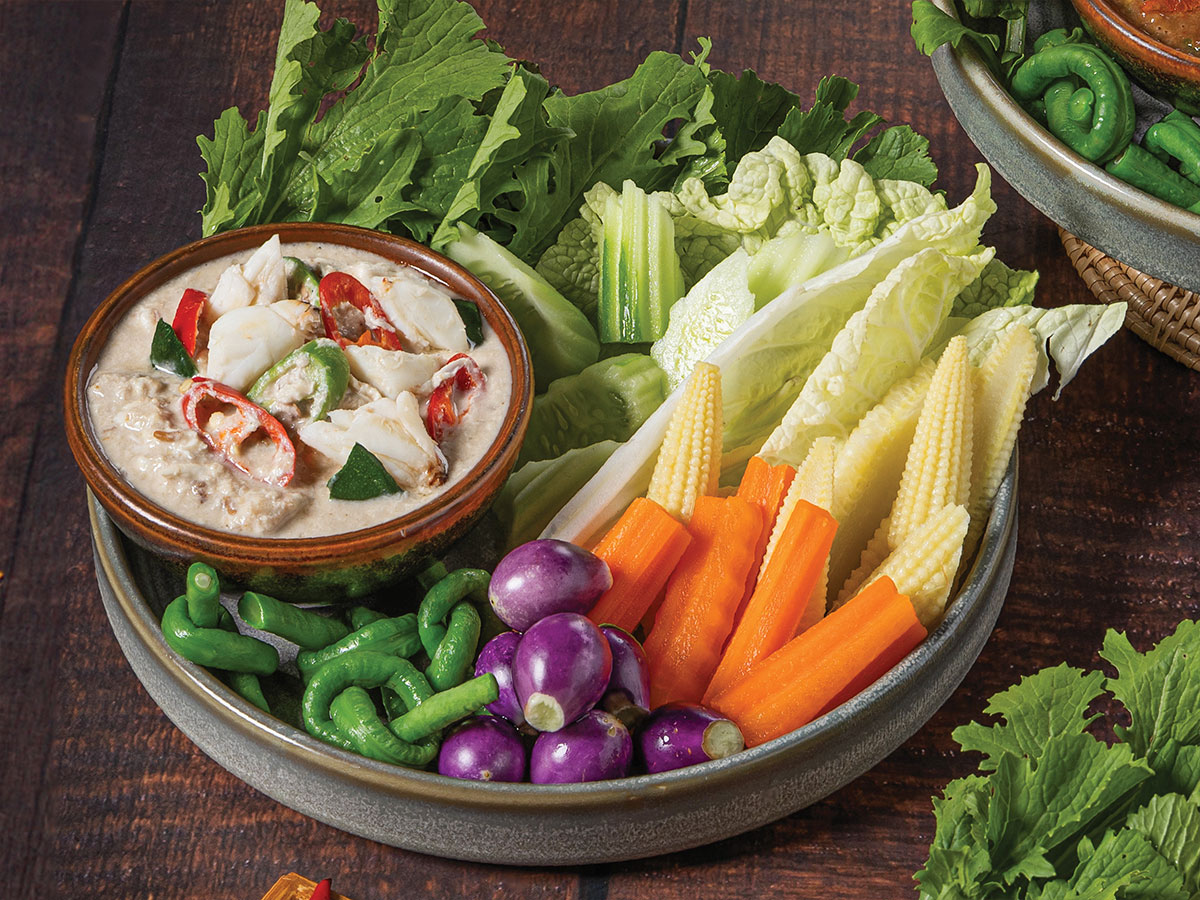 หลนเนื้อปูCrab Meat in Coconut Milk Dip served with Fresh Vegetables
