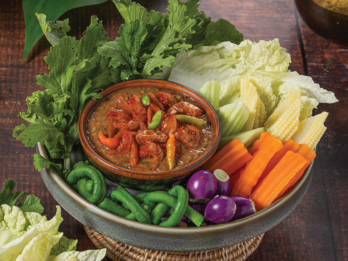 น้ำพริกกุ้งเสียบLarge Dried Shrimp with Shrimp Paste Dip served with Fresh Vegetables
