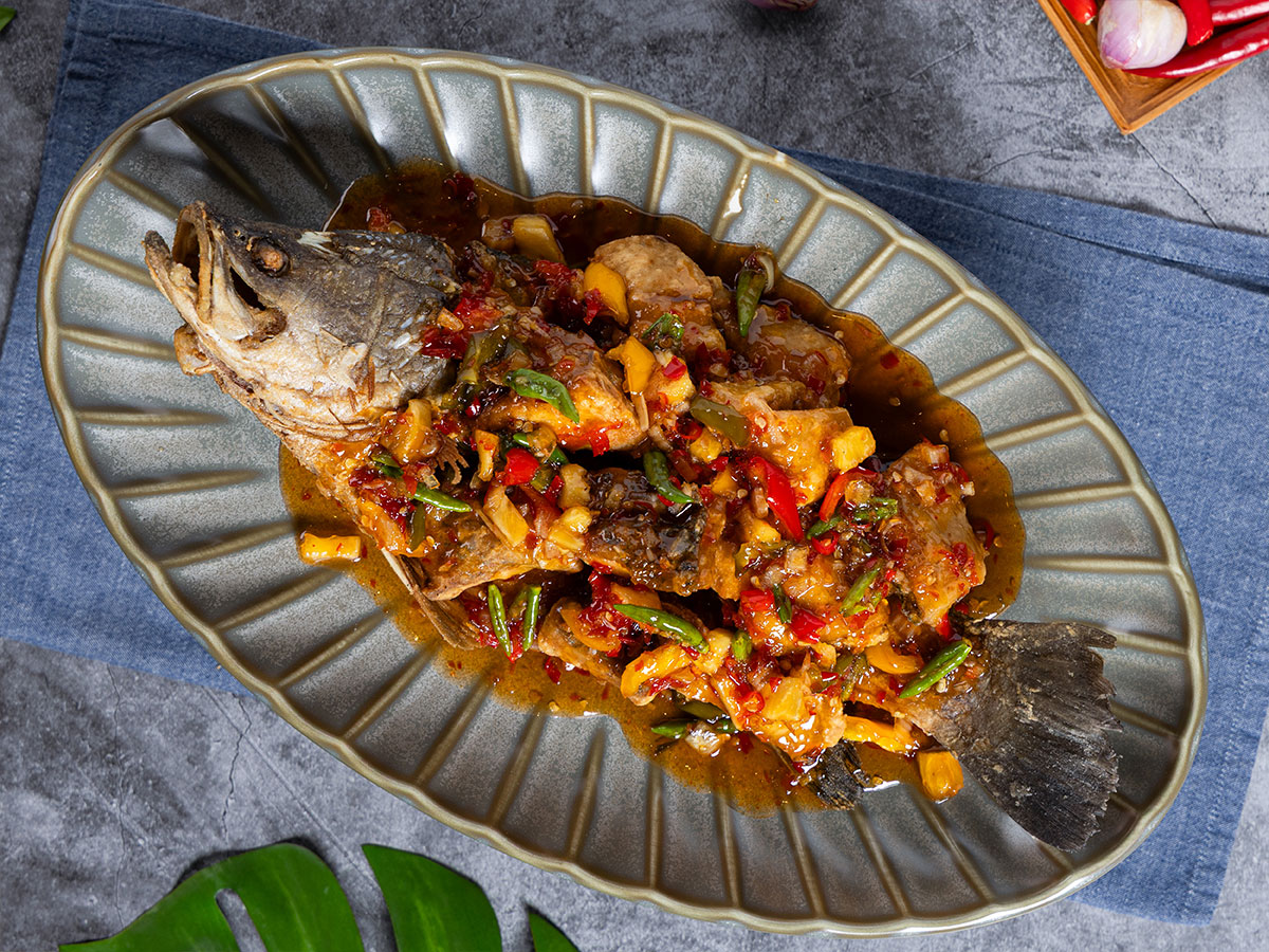 ปลากะพงทอดราดพริกสามรสDeep-fried Sea Bass with Sweet Chili Sauce