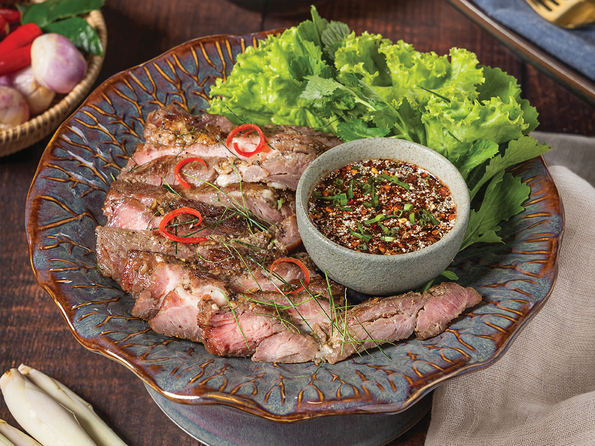 สันคอโคขุนย่างสมุนไพรGrilled Lemongrass-marinated Beef