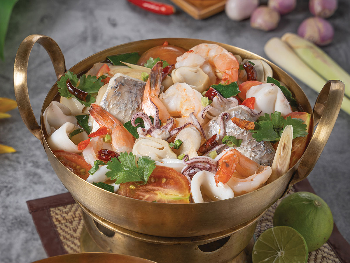 ต้มยำทะเล (น้ำข้น/น้ำใส)Spicy Assorted Seafood with Coconut Milk Soup or Clear Soup