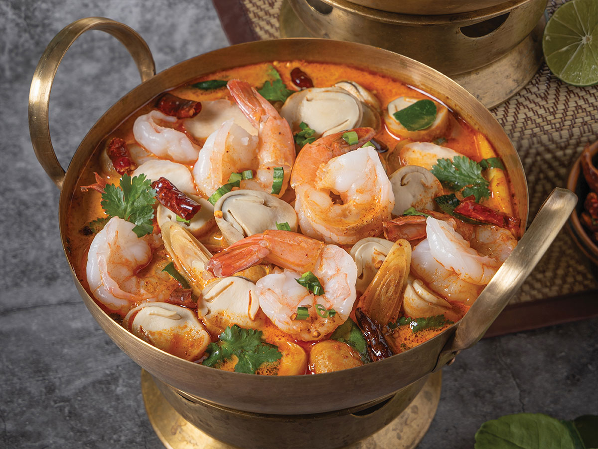 ต้มยำกุ้ง (น้ำข้น/น้ำใส)Spicy Shrimp with Coconut Milk Soup or Clear Soup