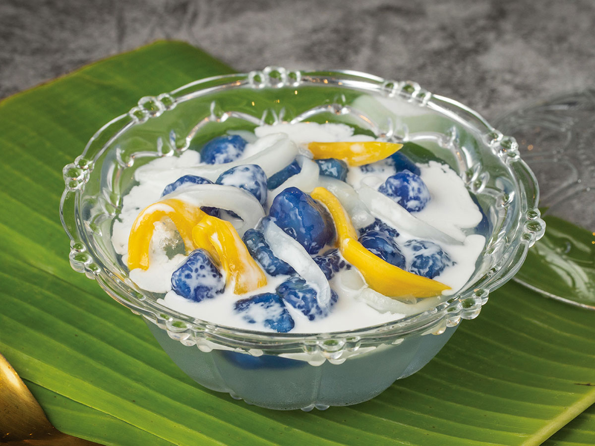 ไพลินกรอบWater Chestnut Balls in Butterfly Pea Flower Color with Coconut Milk